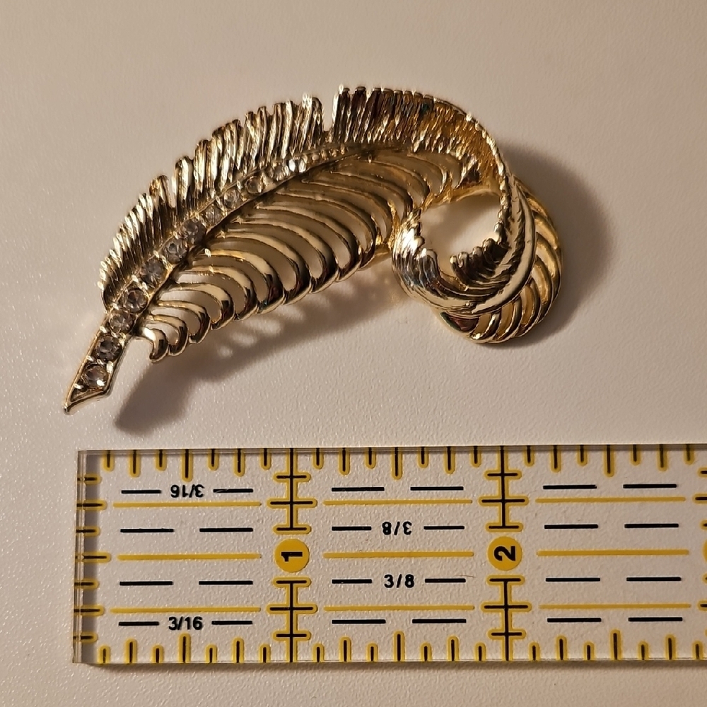 Elegant Gold Feather Brooch - Picture 2 of 3
